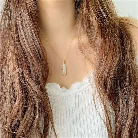 תליון ג'ייד בעיצוב מינימליסטי - סמל לריפוי ושפע