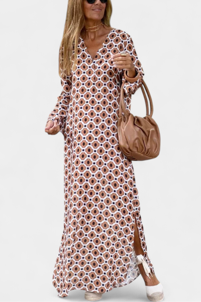 שמלת בריסה ארוכה גיאומטרית עם פתיחה ומחשוף בצורת V